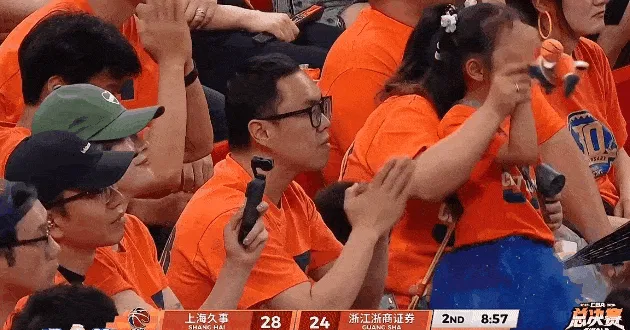 kaiyun-王哲林一罚不中后上海球迷做出祈祷动作，随后第二罚稳稳命中